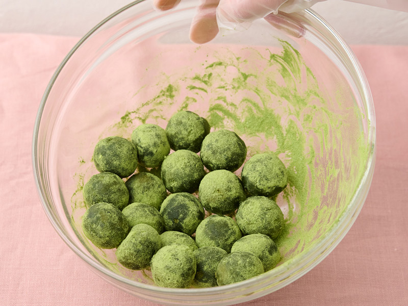 画像: ボウルを回してまんべんなくまぶす