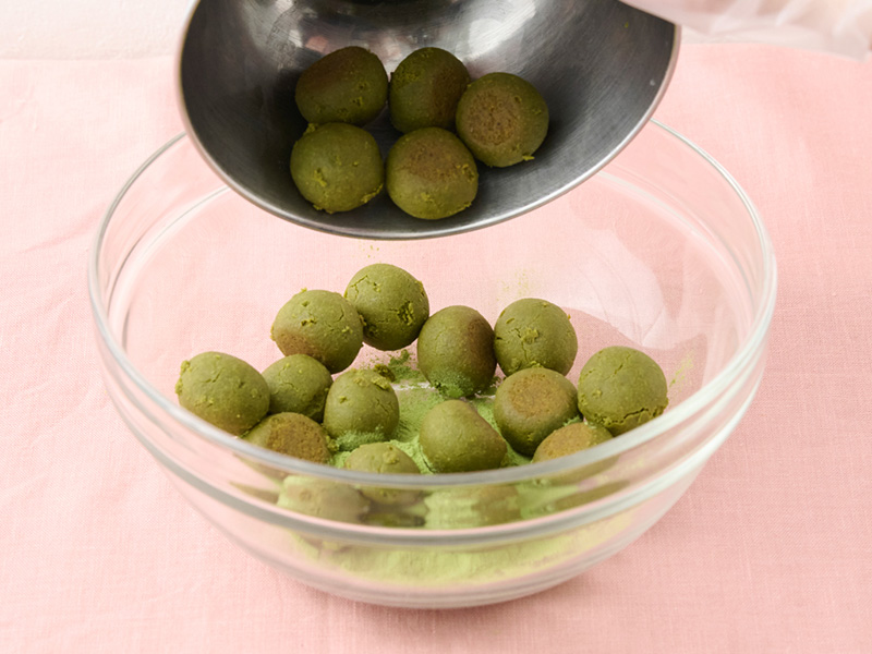 画像: まずはクッキーをパウダーのボウルに