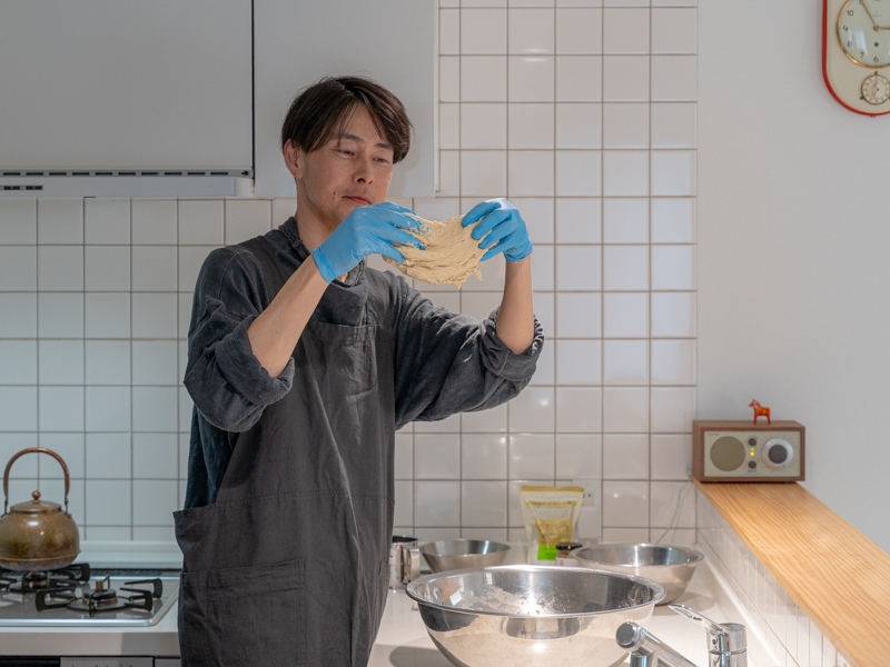 画像: 「友人からの手ほどきを受けながら、パン生地と格闘中」の池上さん