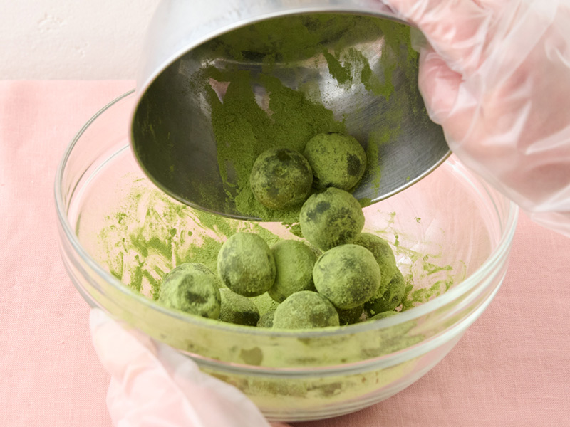 画像: 再びクッキーをパウダーのボウルに