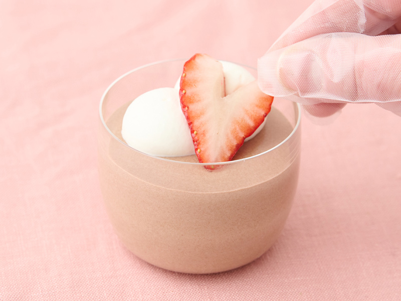 画像: ハートのいちごをトッピング