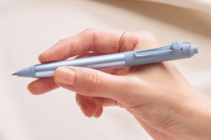 画像: 価格：275円（スタンダードモデル）／1,320円（フローモデル）　サイズ：最大径16.2×H139.6mm（スタンダードモデル）／最大径16.2×H139.9mm（フローモデル）　重さ：10.8g（スタンダードモデル）／13.7g（フローモデル）　ボール径：0.38mm／0.5mm　軸色（追加色）：ソイルブラウン、リップルブルー（0.38mmのみ）、ロータスピンク、スレートグレー（0.5mmのみ）（スタンダードモデル）／バーチホワイト、アンスリウムピンク（フローモデル）