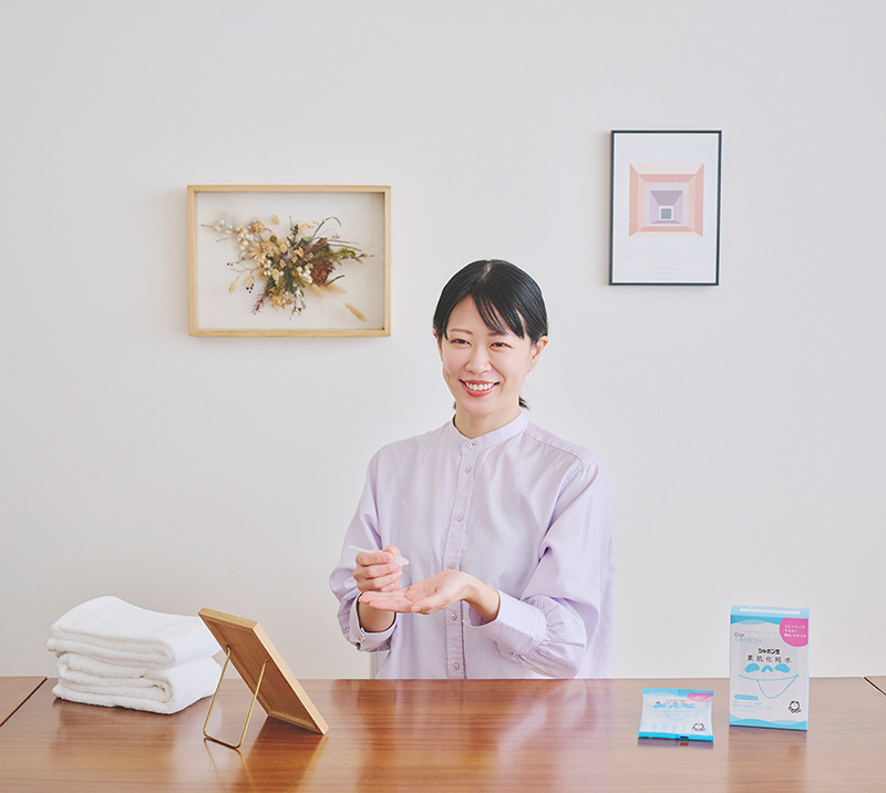 画像: 使い切りタイプの容器は開けやすいつくり。「肌に直接つけるものだから、成分は気になります。シンプルな化粧水でケアできるのはうれしいですね」と吉田さん