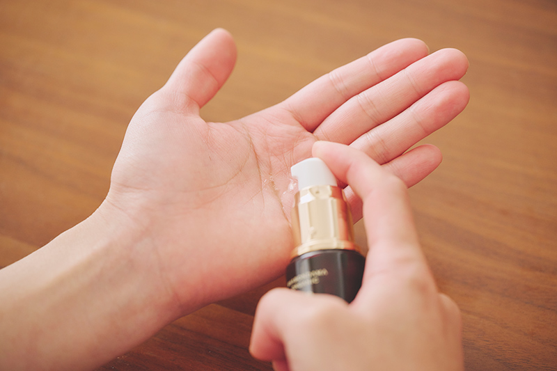 画像: 化粧水後はシャボン玉石けんの「オリーブオイル」などの美容オイルで油分を補い、水分を逃さないように