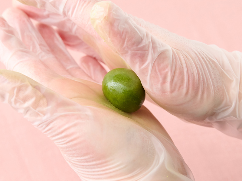 画像: 少し押して固めてから手のひらで丸める