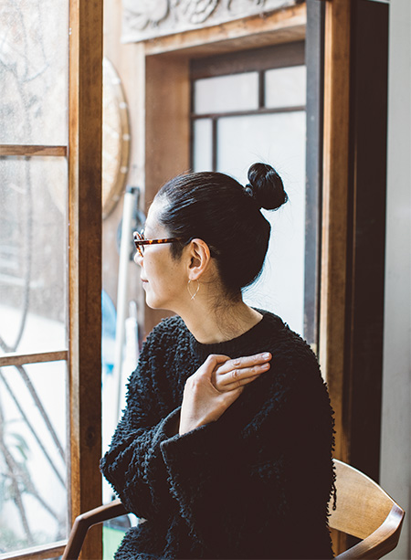 画像: 「手はピーンと伸ばすより、肘を曲げたほうがゆるみます」自分の体と対話しながら、いい位置を探す