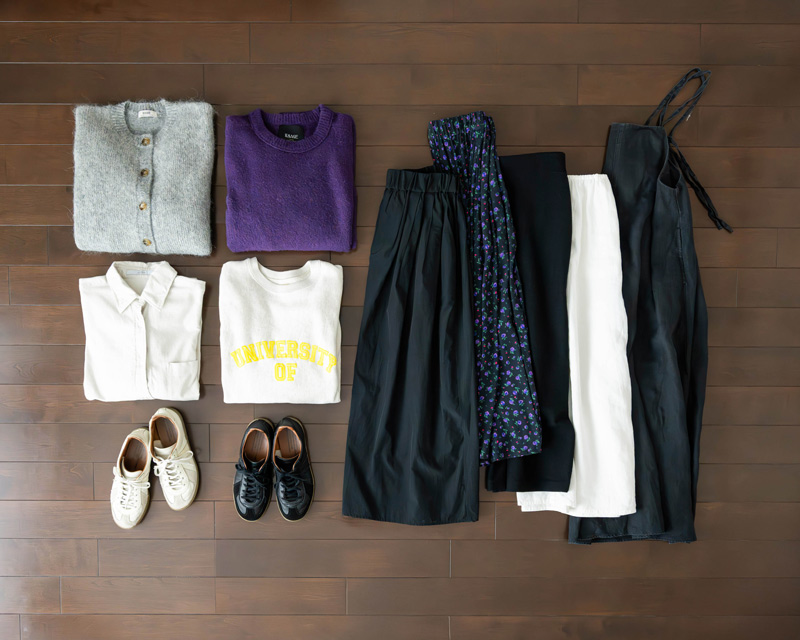 画像: 黒スカートとトップスで雰囲気を変える、大人のカジュアルスタイル