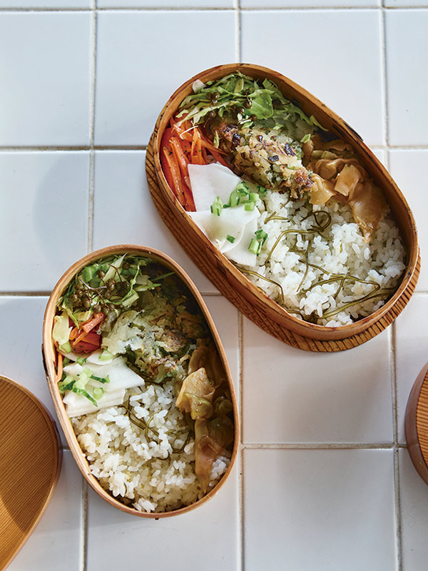 画像: 上のお子さんふたりのお弁当をつくるついでに、夫婦の分も