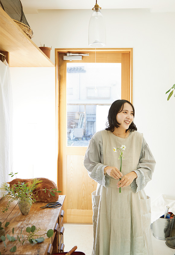 画像: 明るくゆったりとした玄関スペース。土間には木の作業台が置かれ、脇田さんの仕事場も兼ねている