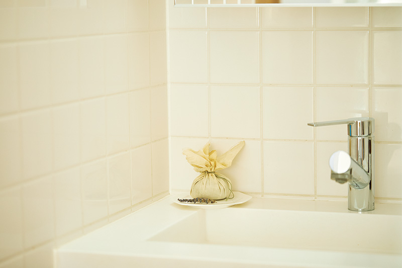 画像: 洗面所の片隅にサシェを飾って。日常的な場所もワンランク上の空間に