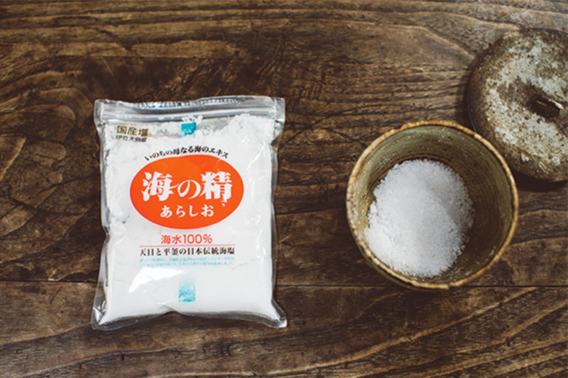 画像: 水に入れる塩は海水を煮詰めた海塩を。ミネラルがたっぷり含まれ、体液に溶け込み、めぐりを助けてくれる