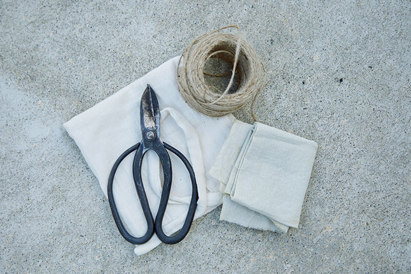 画像: 草花を扱うときの道具たち。花ばさみはもちろん、枝を束ねる麻ひもや、さらしの台ふきも欠かせない