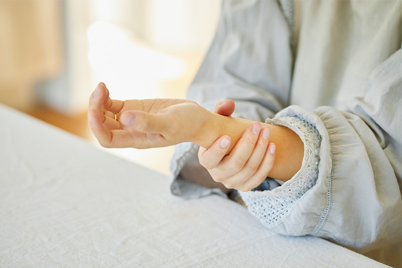 画像: 香りとともに温かな手の感触にもいやされる、精油のマッサージ