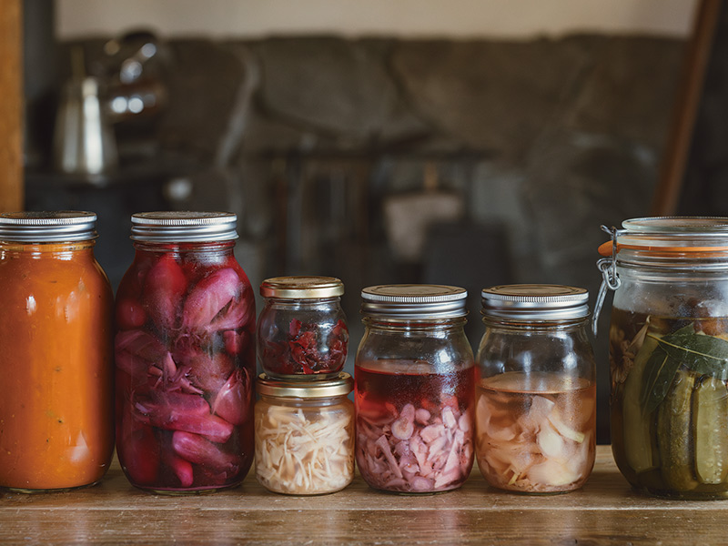画像: ずらりと並ぶ保存食。トマトソース、しょうが漬けやみょうが、きゅうりのピクルスなど。「ピクルスは箸休めや主菜に彩りを添えたいときに便利です」
