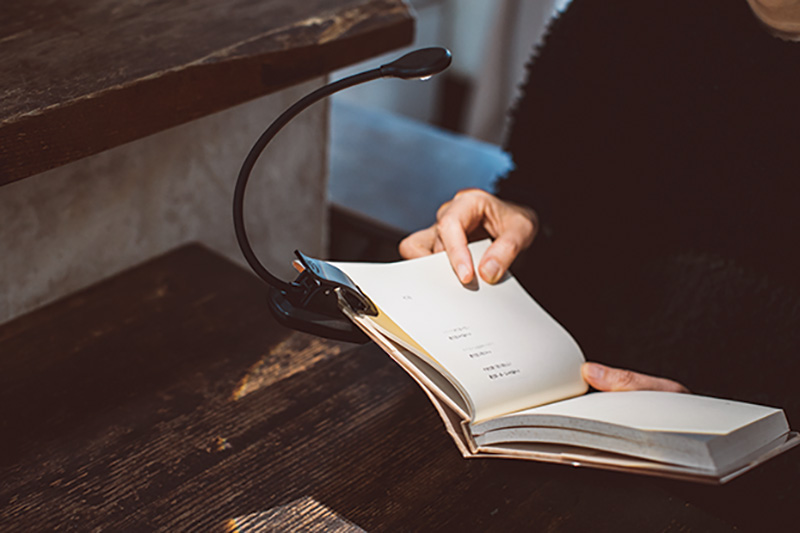 画像: 通販サイトで購入した読書灯。「老眼が進み、読書が辛くなってきていた私に、救世主のようなアイテム」