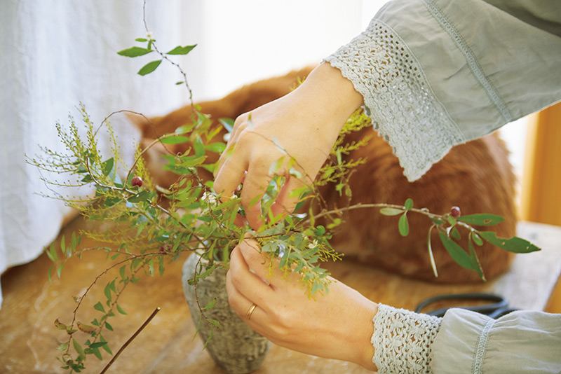 画像: 迷うことなく軽やかに手を動かし、花器に合うように庭の草花を活けていく