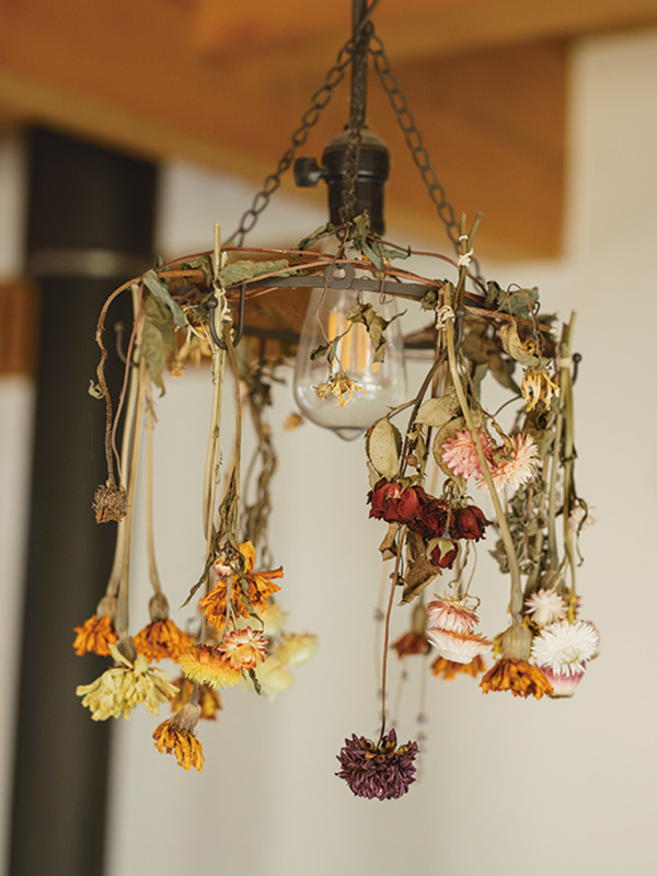 画像: 庭の草花をドライにして、家の中に飾っている。「冬場などの時間があるときに、リースをつくるのが楽しみのひとつです」