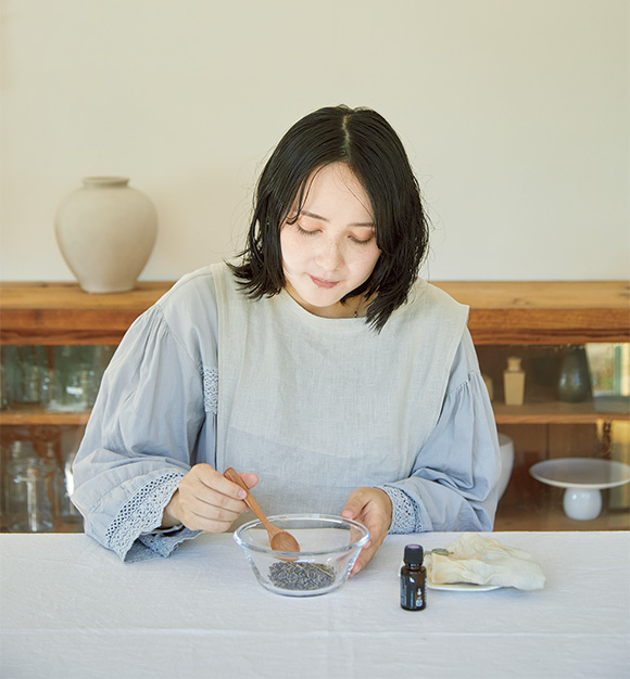 画像: 精油をハーブに混ぜる脇田さん。「香りに包まれるうれしい時間です」