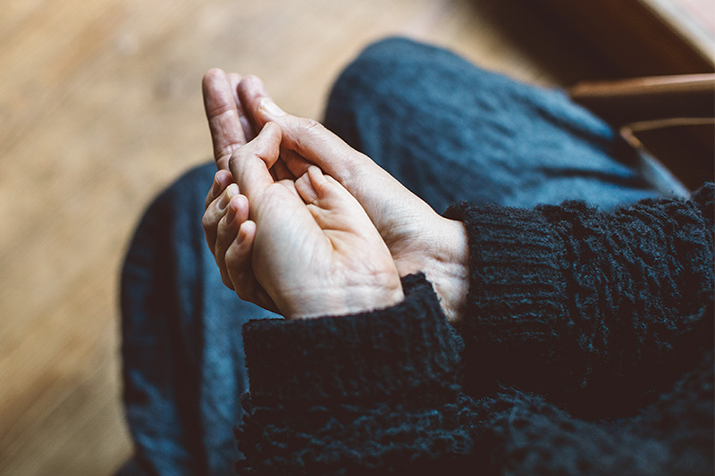 画像: 手のひらは縦じわができるようにやさしく握ると、緊張がふっとゆるむ