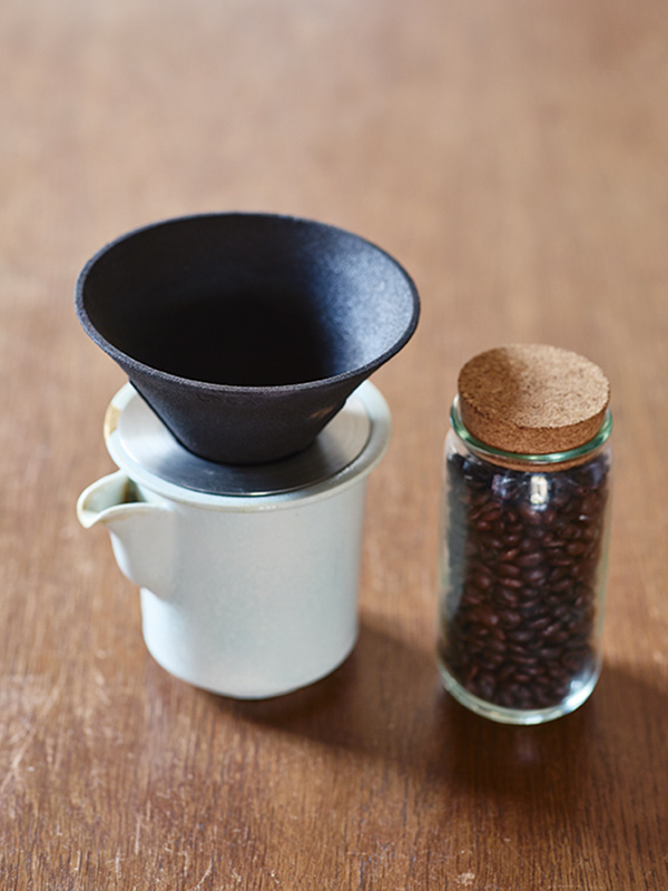 画像: コーヒー豆も量り売りで購入。ごみを減らす心がけを忘れない