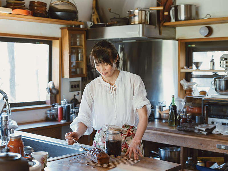 画像: ラムレーズンや文旦のピール、干し柿などを混ぜて焼いたケーキ。表面に果物を漬け込んだリキュールを塗って