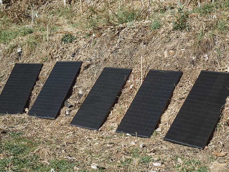 画像: 畑の一角にある太陽光パネル