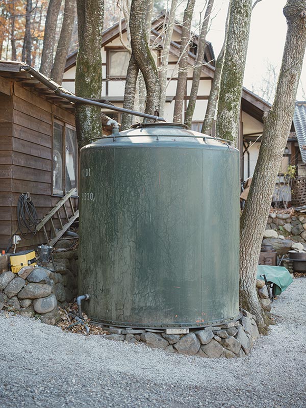 画像: 雨水タンクの容量は、なんと約1万L。それでも夏場などはすぐに使い切ってしまうそう。冬季は雨水が凍ってしまうため、水を抜く