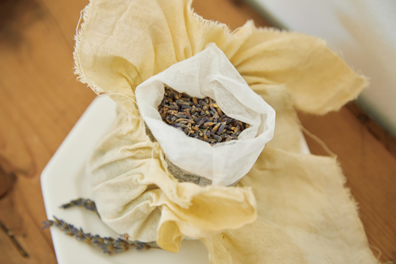 画像: 香りを移したハーブは、紙製のお茶パックに詰めてからさらしで包む