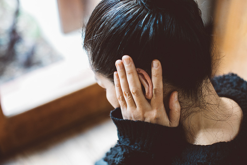 画像: こっていることに意外と気づかない耳。やさしく指で挟み、さすってあげる