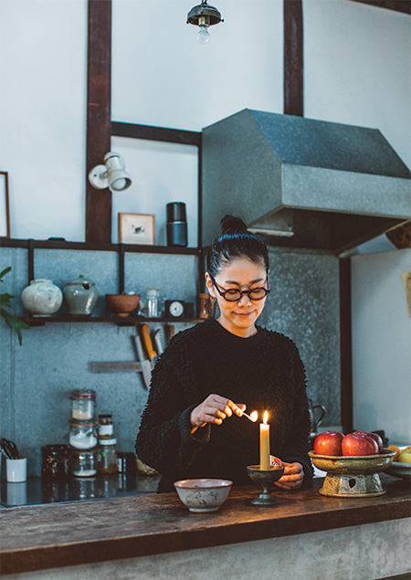画像: みつろうキャンドルのやわらかで美しい光は、いやし効果抜群。森田家は夜だけでなく昼も灯すことが多い