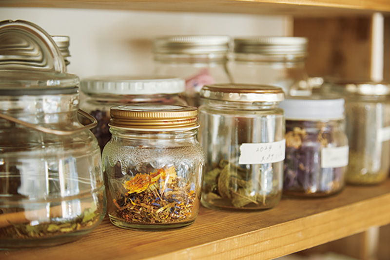 画像: 「ドライにしておくと、いつでもお茶が楽しめます」。ここに越してきてから、改めてハーブの勉強も始めた