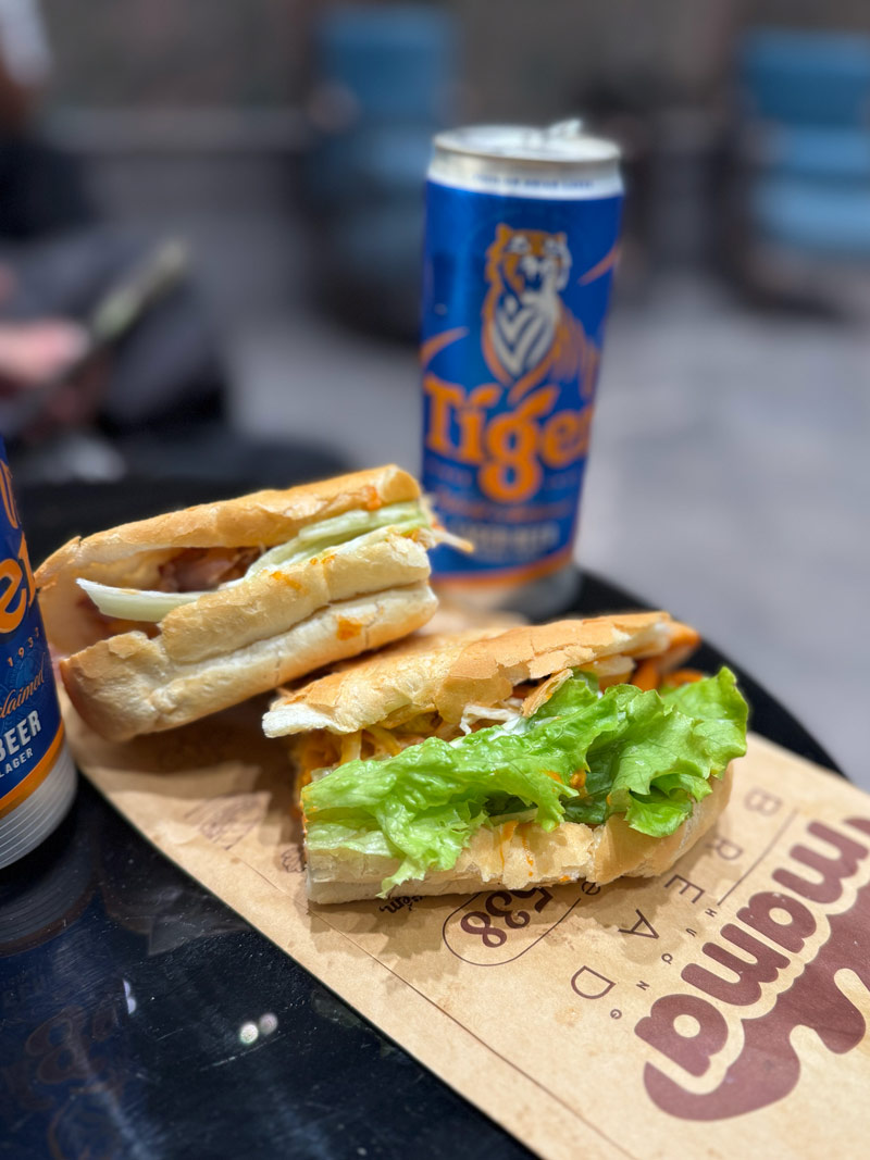 画像2: 行列のできるバインミーと、最後の一杯