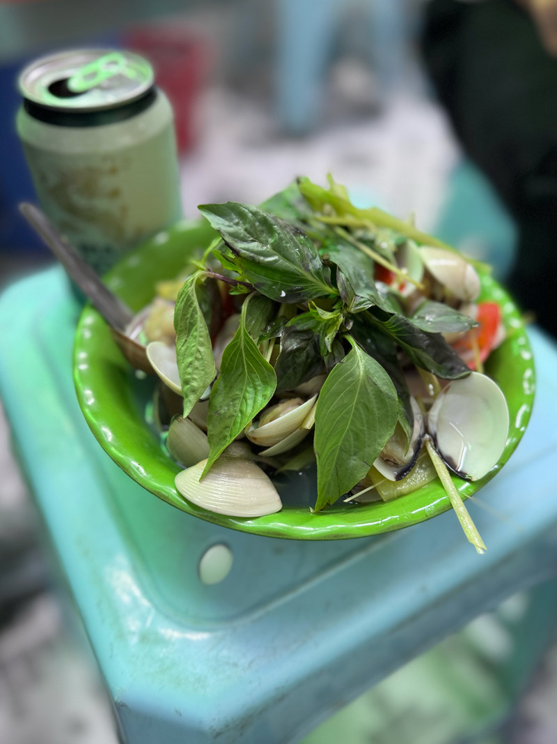 画像2: 路地裏で味わう、ハノイの貝料理