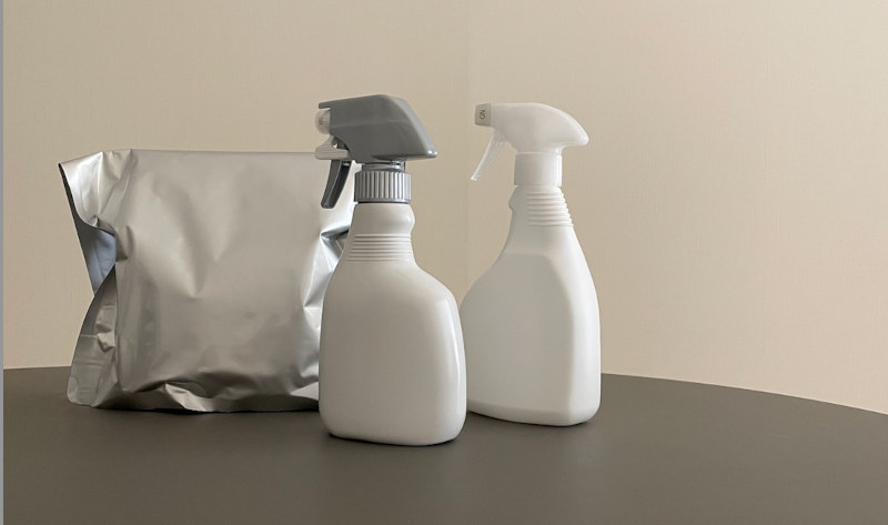 画像: 洗剤等のラベルははがして。キッチン、バスルーム、トイレは緑の魔女シリーズ。アルミ袋のなかは多目的洗浄剤花子。20年愛用