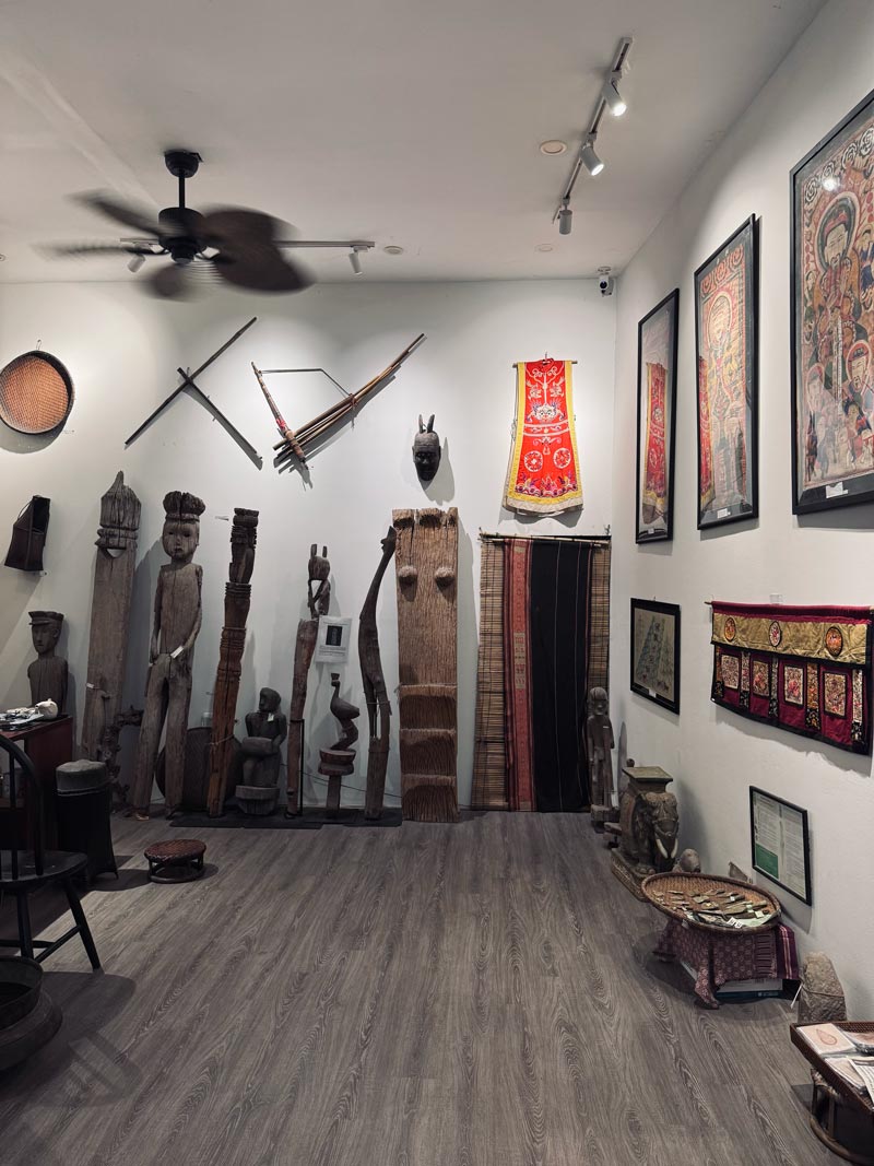 画像2: 夕暮れのホアンキエム湖と骨董ギャラリー