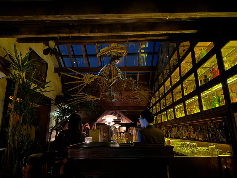 画像1: 秘密基地のようなバーで、夜更けまで