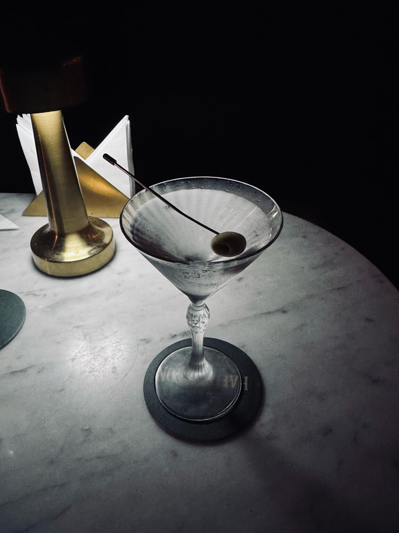 画像2: 秘密基地のようなバーで、夜更けまで