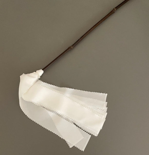 画像: 江戸箒の老舗・白木屋傳兵さんの絹製はたき。昨年末はたき部分だけあたらしいものに