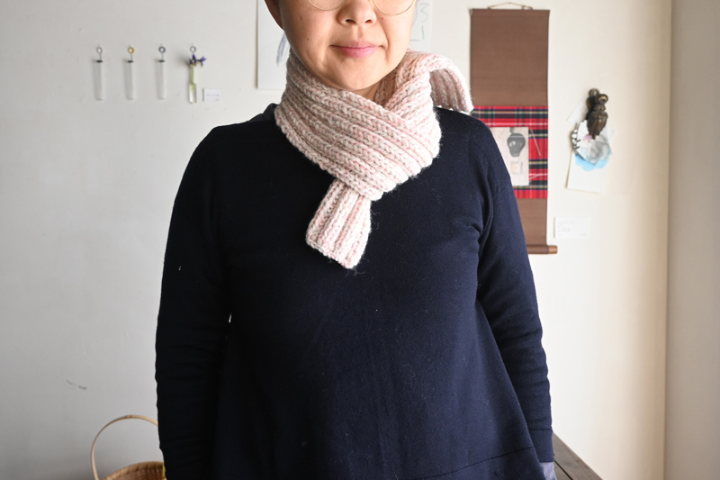 画像: MORISでは、お母様のひろみさんがレモンを。ミントを編み終えた、店主の今日子さんは、久しぶりの編み物を楽しみ、つい2色目も（MORISでは完売しました）