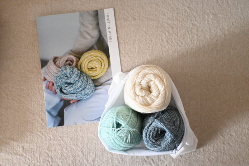 画像: ストロベリー・レモン・ミントの3種から選べるキットは、どこでも持ち運べるよう、かわいいバッグ付きに。編み図と、編み方解説、棒針もセットになっている。取扱店舗は、B・B・B POTTERS（福岡）、ギャルリ百草（岐阜 ※ミント1点のみ)、in-kyo（福島）、10cm（長野）、TEA & TREATS（東京 ※レモン棒針なしのみ)、MORISでは完売しました（2026年2月28日時点の在庫状況）