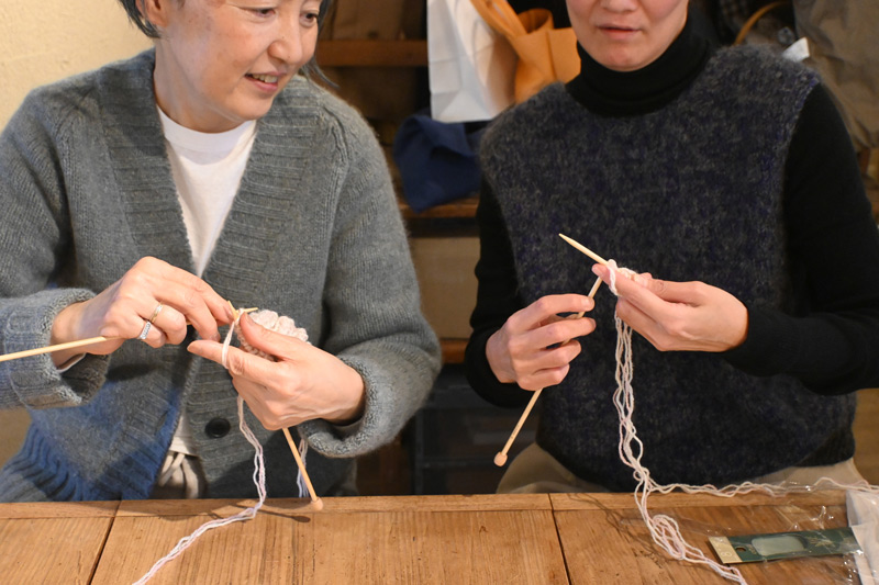 画像: 当日は、質問も受付け、デザイナーの橋本さん（左）と一緒に編み物。編みながら、だんだん昔編んでいた頃を思い出したりと、話もはずむ