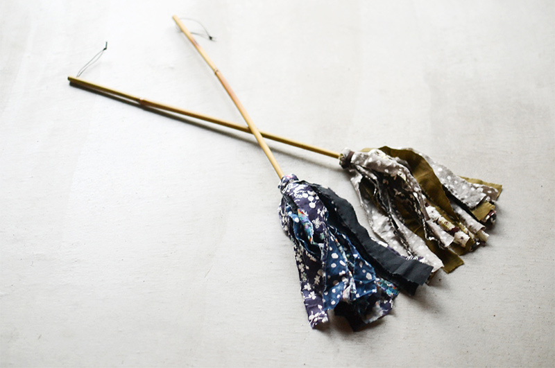 画像: 手づくりののはたきには、娘が幼いころに縫ってあげた服地のはぎれを使って。使うたびに思い出がよみがえります