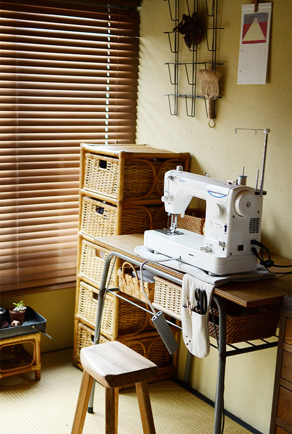 画像: アトリエでも活用しているラタンのかごだんす。裁縫道具をいろいろと収納しています