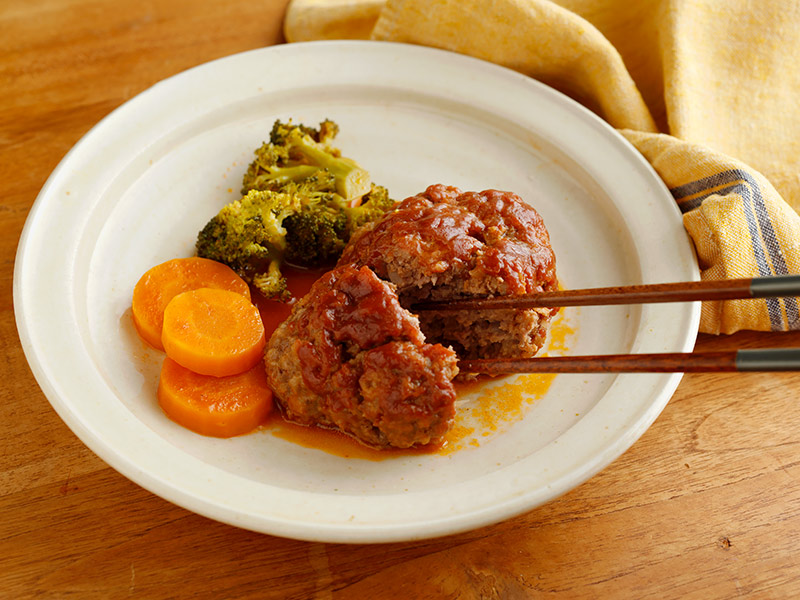 焼くよりやわらか「蒸しハンバーグ」のつくり方。卵なし、手ごろなひき肉でほろほろおいしい肉料理／小林まさみさん・まさるさん