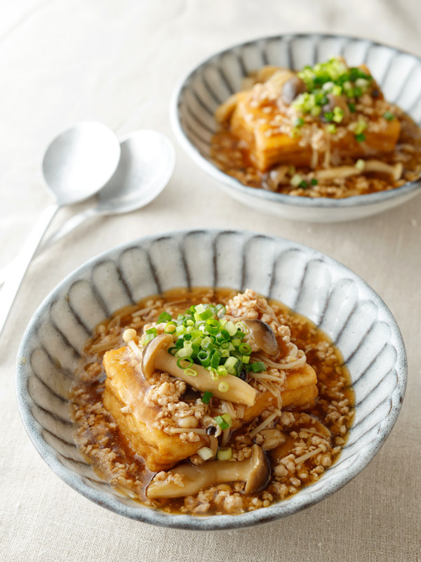 画像: 油で揚げた厚揚げを使うと食べごたえアップ！ 厚揚げのきのこあんかけのつくり方