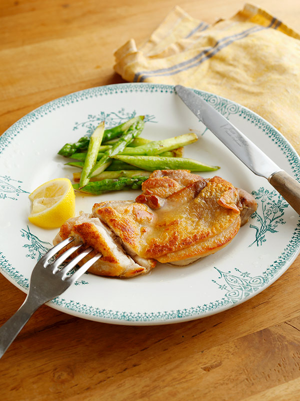 画像: 脂を落としながら焼くとよりさっぱり！ さっぱりチキンソテーのつくり方