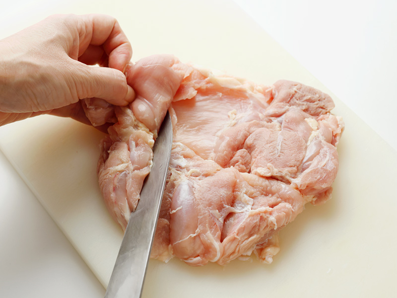 画像1: 脂っこくなくて食べやすい「チキンソテー」のつくり方。手ごろな鶏もも肉を“さっぱり仕上げる”下処理のコツ／小林まさみさん・まさるさん