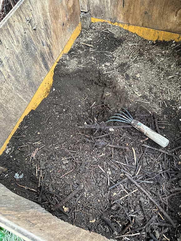 画像: 堆肥が必要になったら、枠を横にずらして上部の残渣も移動。底の方は分解して堆肥化している