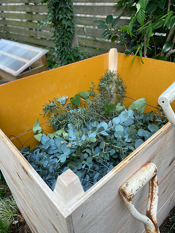 画像: ただ上から入れていくだけ。狭い場所でも効率よく堆肥を移動させるために、枠を重ねたタイプのコンポストです