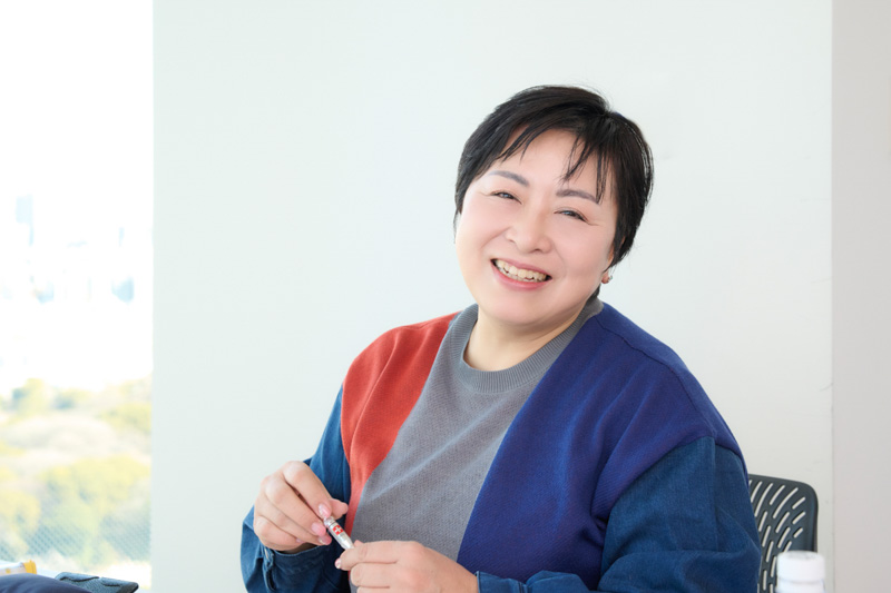 画像: 取材中に防災笛を吹いてくれた辻さん。その威力に一同びっくり！